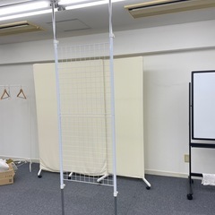 [山善] 突っ張り パーテーション 幅60cm メッシュ 高さ調節(166.5-295.5cm) フック付 アジャスター 壁面 賃貸 収納 組立品 ホワイト SP-60(W)の画像