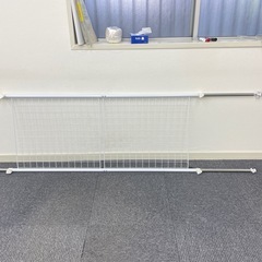 [山善] 突っ張り パーテーション 幅60cm メッシュ 高さ調節(166.5-295.5cm) フック付 アジャスター 壁面 賃貸 収納 組立品 ホワイト SP-60(W)の画像