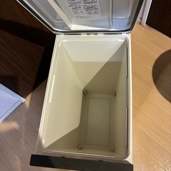 ゴミ箱　ペダル式　黒　白　2つ　　の画像