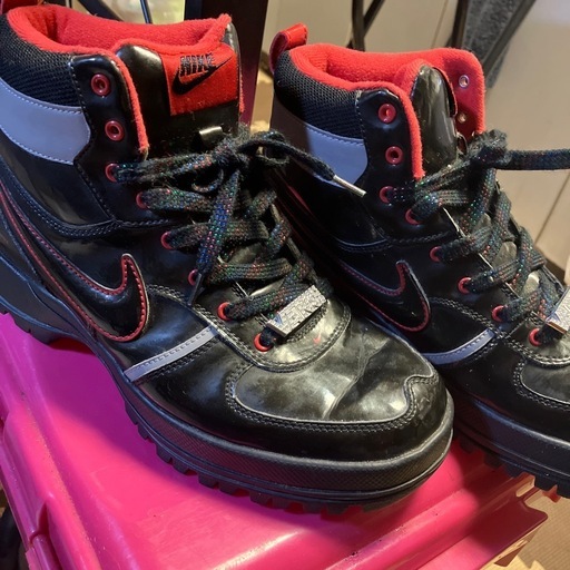 NIKE ACG Court Boot Highのブラック/レッドカラーのモデル