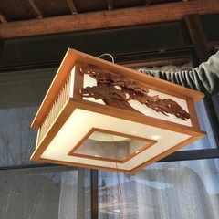 和室照明　松の彫り模様の画像