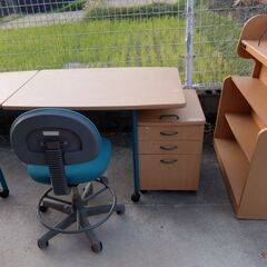 学習机、椅子の画像
