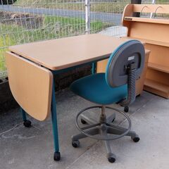 学習机、椅子の画像
