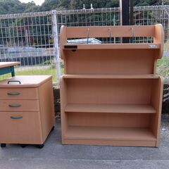 学習机、椅子の画像