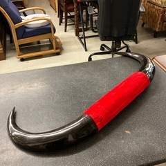 イ2512-013 水牛の角 置物 インテリア オブジェ ダークブラウン 縁起物 キズ汚れ有りの画像