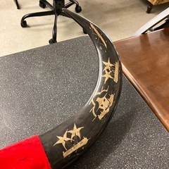 イ2512-013 水牛の角 置物 インテリア オブジェ ダークブラウン 縁起物 キズ汚れ有りの画像