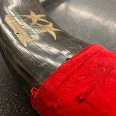 イ2512-013 水牛の角 置物 インテリア オブジェ ダークブラウン 縁起物 キズ汚れ有りの画像