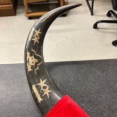 イ2512-013 水牛の角 置物 インテリア オブジェ ダークブラウン 縁起物 キズ汚れ有りの画像