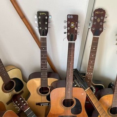 ギターとベースが12本の画像