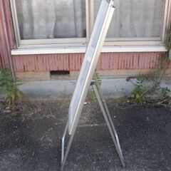 未使用　アルミ枠の自立看板の画像