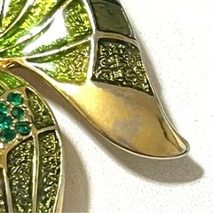 ヴィンテージ　アンティーク　ブローチ 花　フラワー　葉っぱ　リーフ 金　ゴールド　緑　グリーン ラインストーンの画像