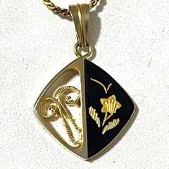 金　ゴールド　黒　ブラック ネックレス 花　フラワー スクエア　ひし形　菱形の画像