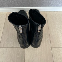 ファスナー付き黒いショートブーツの画像