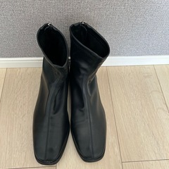 ファスナー付き黒いショートブーツの画像