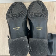 ファスナー付き黒いショートブーツの画像