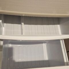 シャープ製のノンフロン冷凍冷蔵庫「SJ-D14C-W」の画像