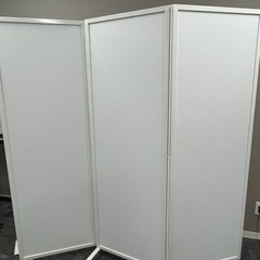 中古　極美品　オフィスコム　パーテーション　折りたたみ3連　3面衝立　間仕切り　自立式　軽量アルミ　ホワイト　キャスター付　アルミ枠
W1800H1800　の画像