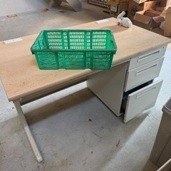 無料で譲ります(ポリタンク、机、棚、本体、イス、掃除機)の画像