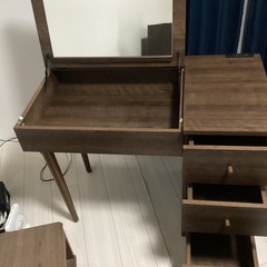 急募！　引越し間近　ドレッサー兼勉強机の画像