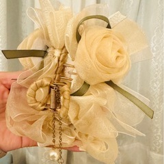 【12/6まで】花の飾りとパールのバレッタの画像