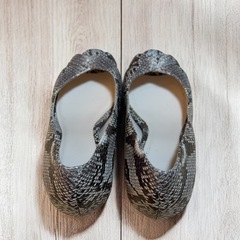 COLE HAAN コールハーン パイソン柄 オープントゥパンプス 5Bの画像