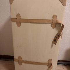 キャリーケースと物干し竿の画像