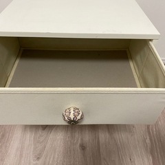 脚付きボックス収納の画像