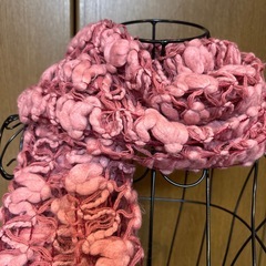 ピンク系毛糸マフラーの画像