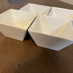 食器4枚セットの画像