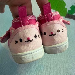 猫顔デザイン ピンクスニーカー 15　西松屋の画像