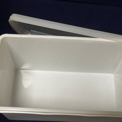 手つきの大きめのタッパーの画像