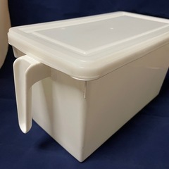 手つきの大きめのタッパーの画像