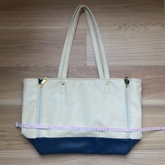 バイカラーのトートバッグ　手提げ鞄の画像