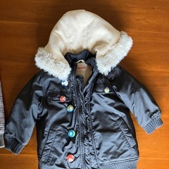 ファー付きフードの黒いアウターとチェック柄アウターの画像