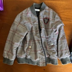 ファー付きフードの黒いアウターとチェック柄アウターの画像