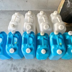 ポリタンク　受付中止です。匂いなし　フタ付き　まとめて　10個の画像