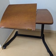 ニトリ　サイドテーブル　昇降調整可能！キャスター付き　現行品11900円のテーブルの画像