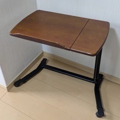 ニトリ　サイドテーブル　昇降調整可能！キャスター付き　現行品11900円のテーブルの画像