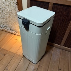 深型ゴミ箱の画像
