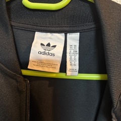 adidas パーカーの画像