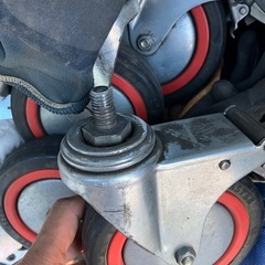 金属製赤いホイールキャスターの画像