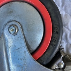 金属製赤いホイールキャスターの画像