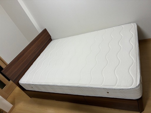 【値引き可能】
マットレス付き　ダブルベッドフレーム
