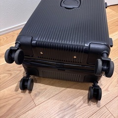 綺麗　スーツケース　黒　機内持ち込み可能サイズ　ドリンクホルダーの画像