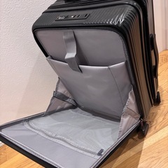 綺麗　スーツケース　黒　機内持ち込み可能サイズ　ドリンクホルダーの画像