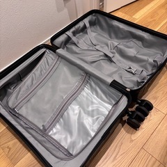 綺麗　スーツケース　黒　機内持ち込み可能サイズ　ドリンクホルダーの画像