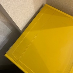 レトロな黄色い冷蔵庫の画像