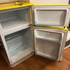 レトロな黄色い冷蔵庫の画像