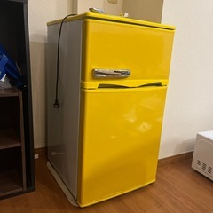 レトロな黄色い冷蔵庫の画像