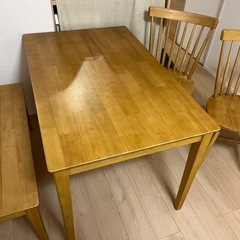 ダイニングテーブルの画像